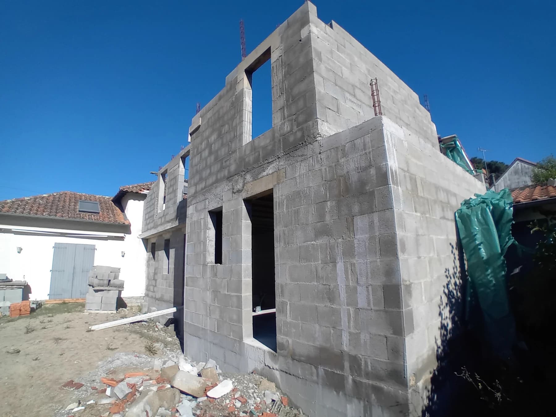 Vue d’angle de l’extension à La Baule, avec maçonneries apparentes et ouvertures sur deux niveaux.