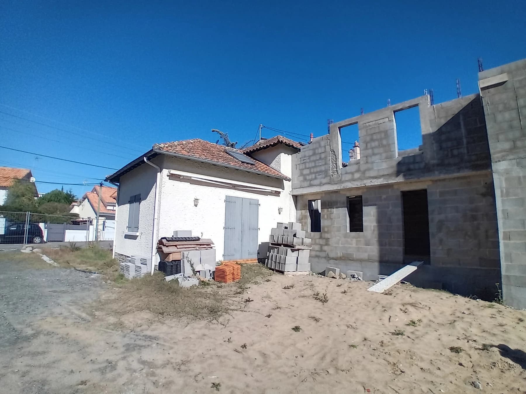 Maison existante et extension en maçonnerie en cours de construction à La Baule.