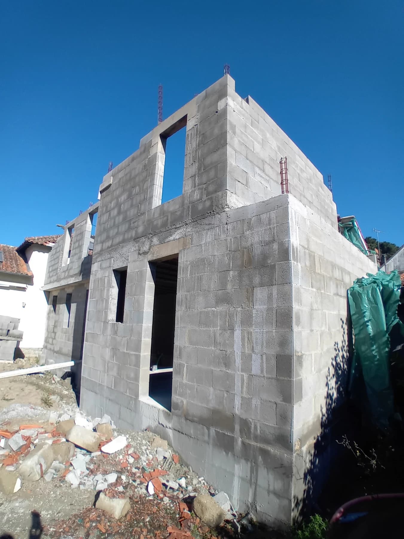 Retour en maçonnerie de l’extension en chantier à La Baule, vu depuis les abords.