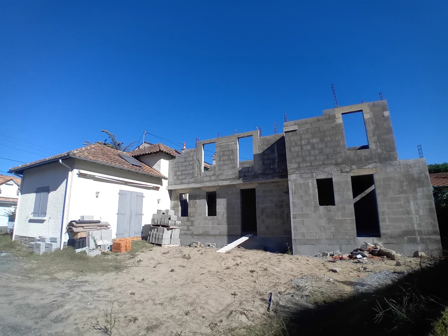 Volume de l’extension en gros œuvre accolé à la maison existante à La Baule.