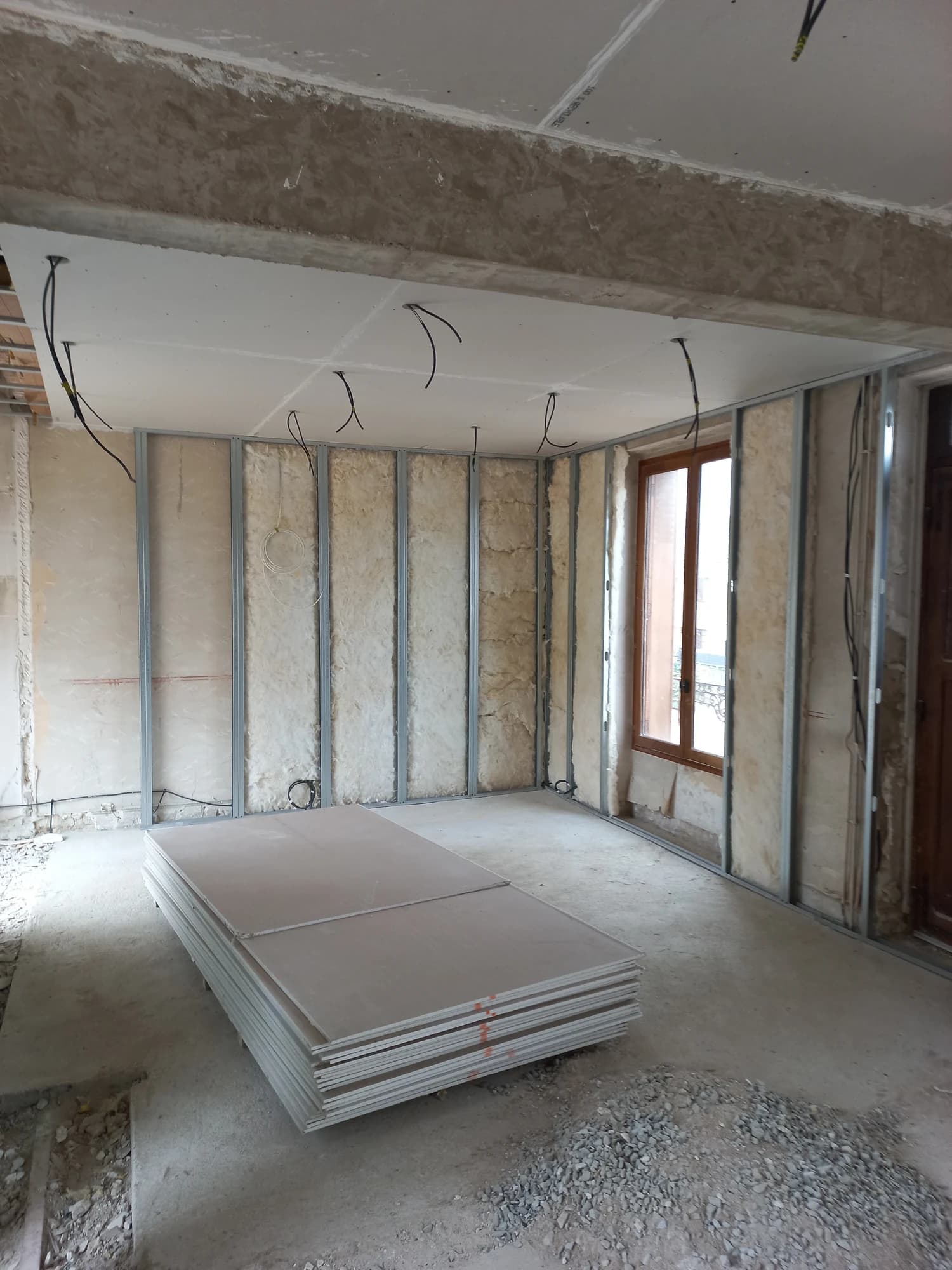 Pièce de la maison à Pontoise pendant la pose des ossatures et des doublages intérieurs.