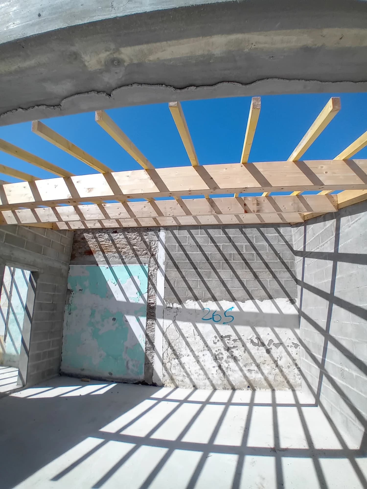 Éléments de charpente de l’extension à Quiberon vus depuis l’intérieur pendant le chantier.