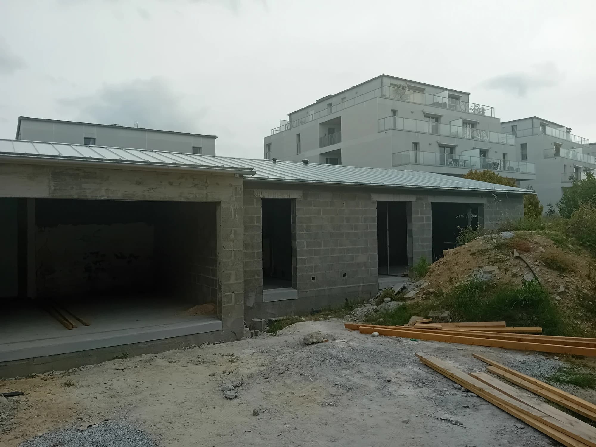 Extension à Quiberon pendant le chantier, avec couverture posée et façades en maçonnerie brute.