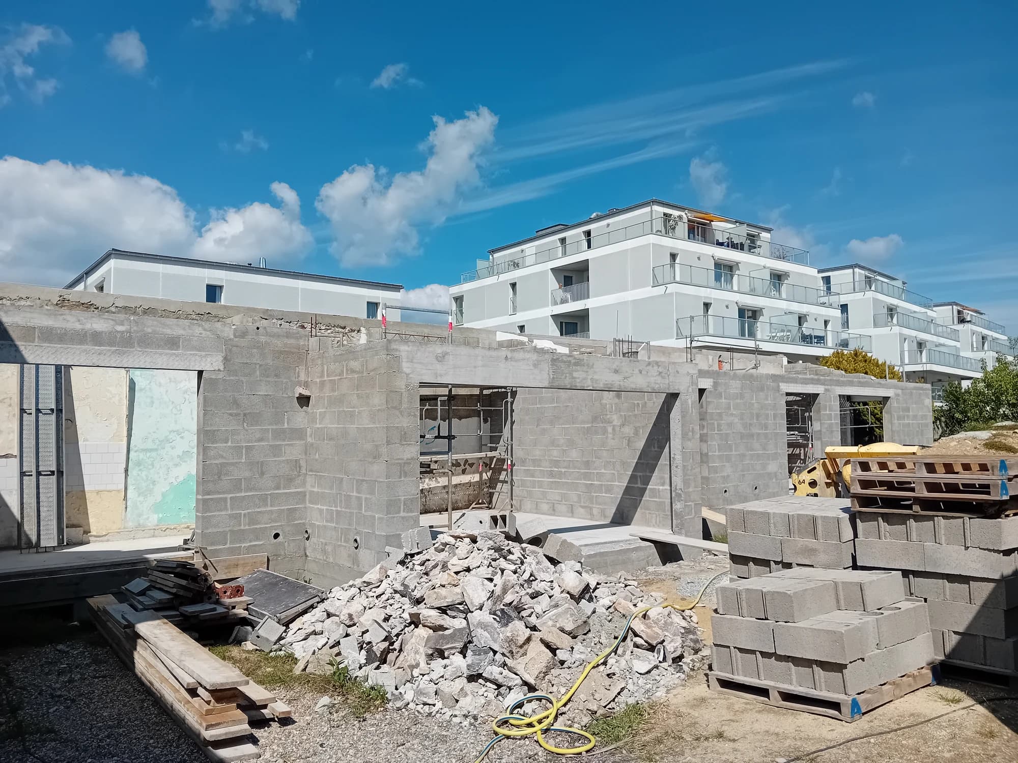 Maçonneries et ouvertures de l’extension à Quiberon pendant le gros œuvre.