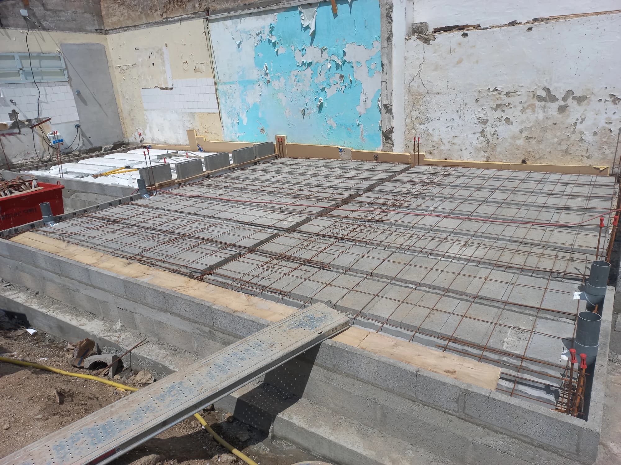 Ferraillage du plancher de l’extension à Quiberon avant coulage du béton.