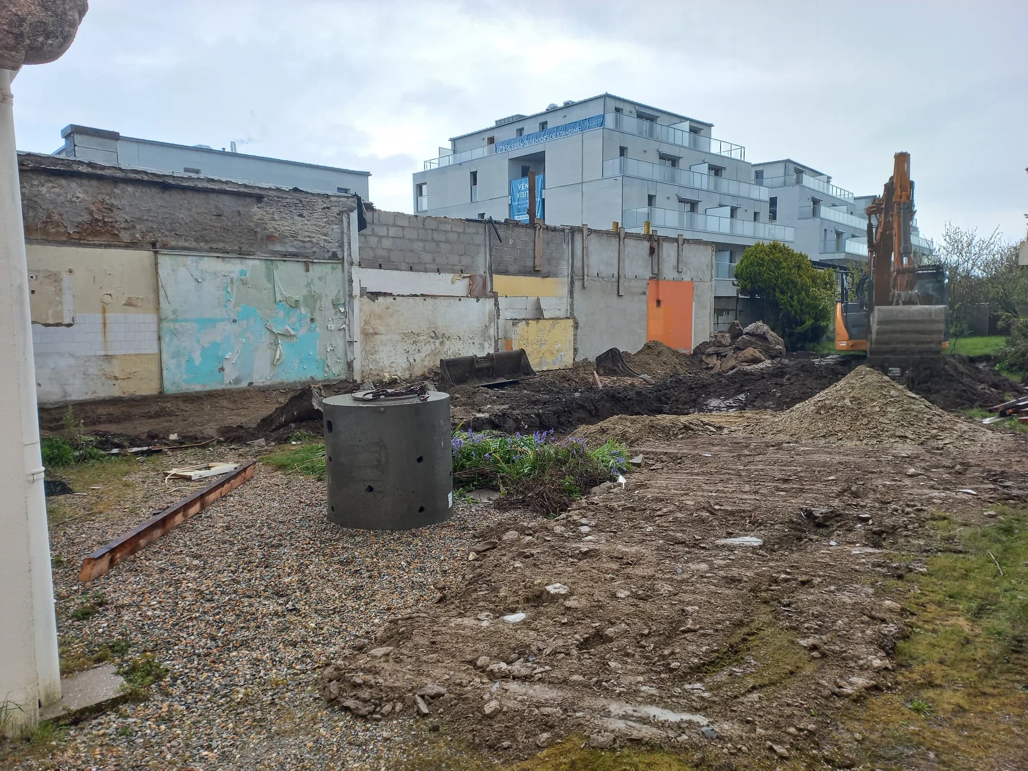 Terrain et maçonneries existantes à Quiberon pendant la préparation du chantier.