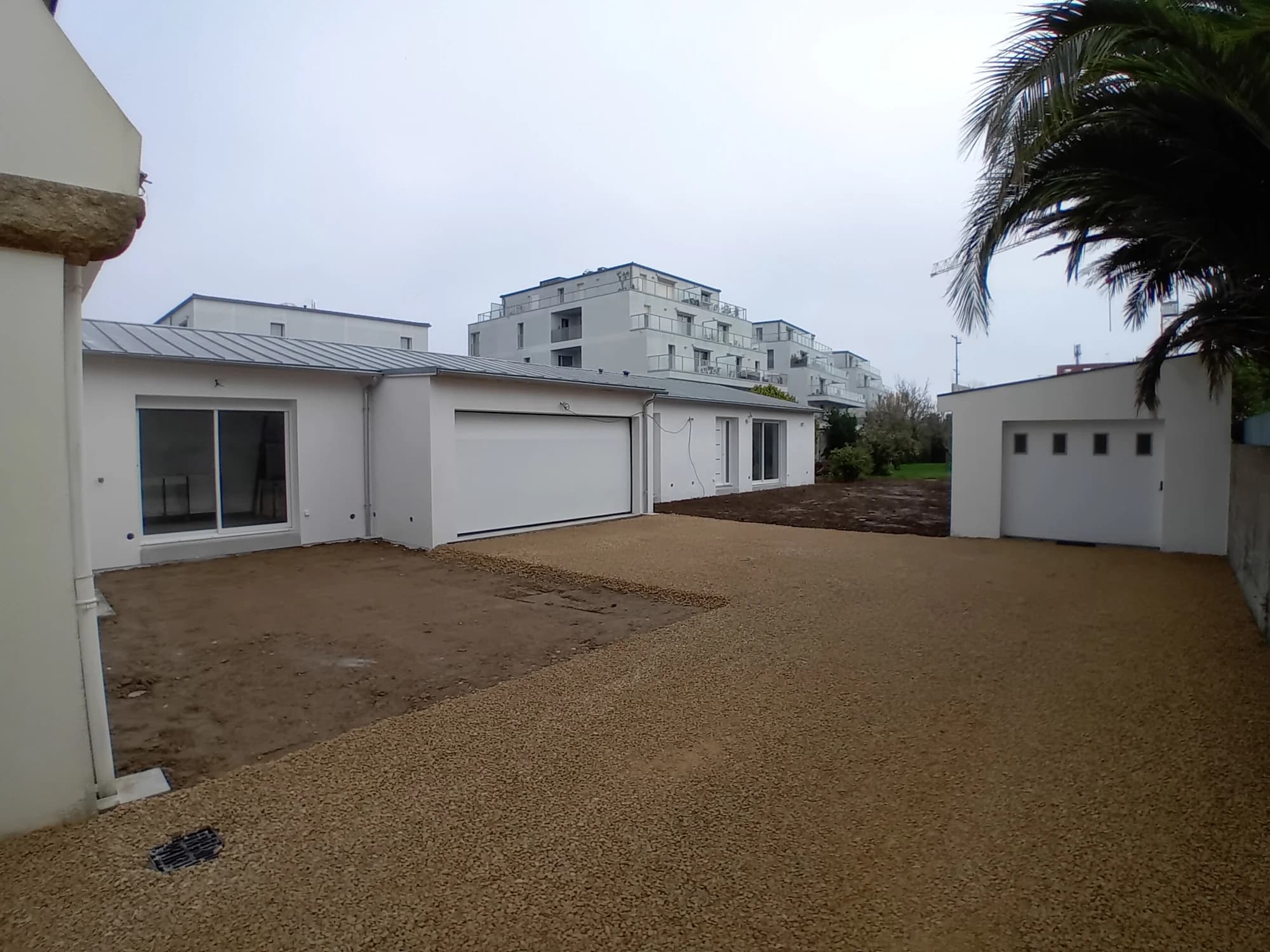 Extension à Quiberon et espaces extérieurs après les travaux de façade.