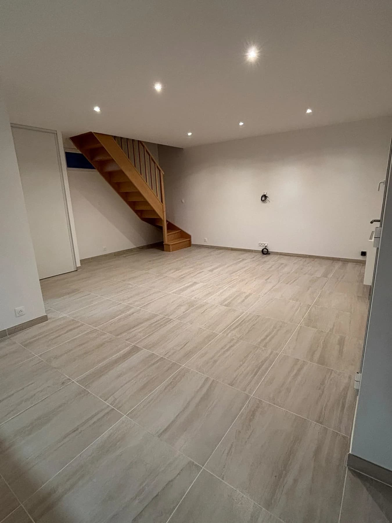 Escalier en bois dans une pièce rénovée à Soisy-sous-Montmorency.