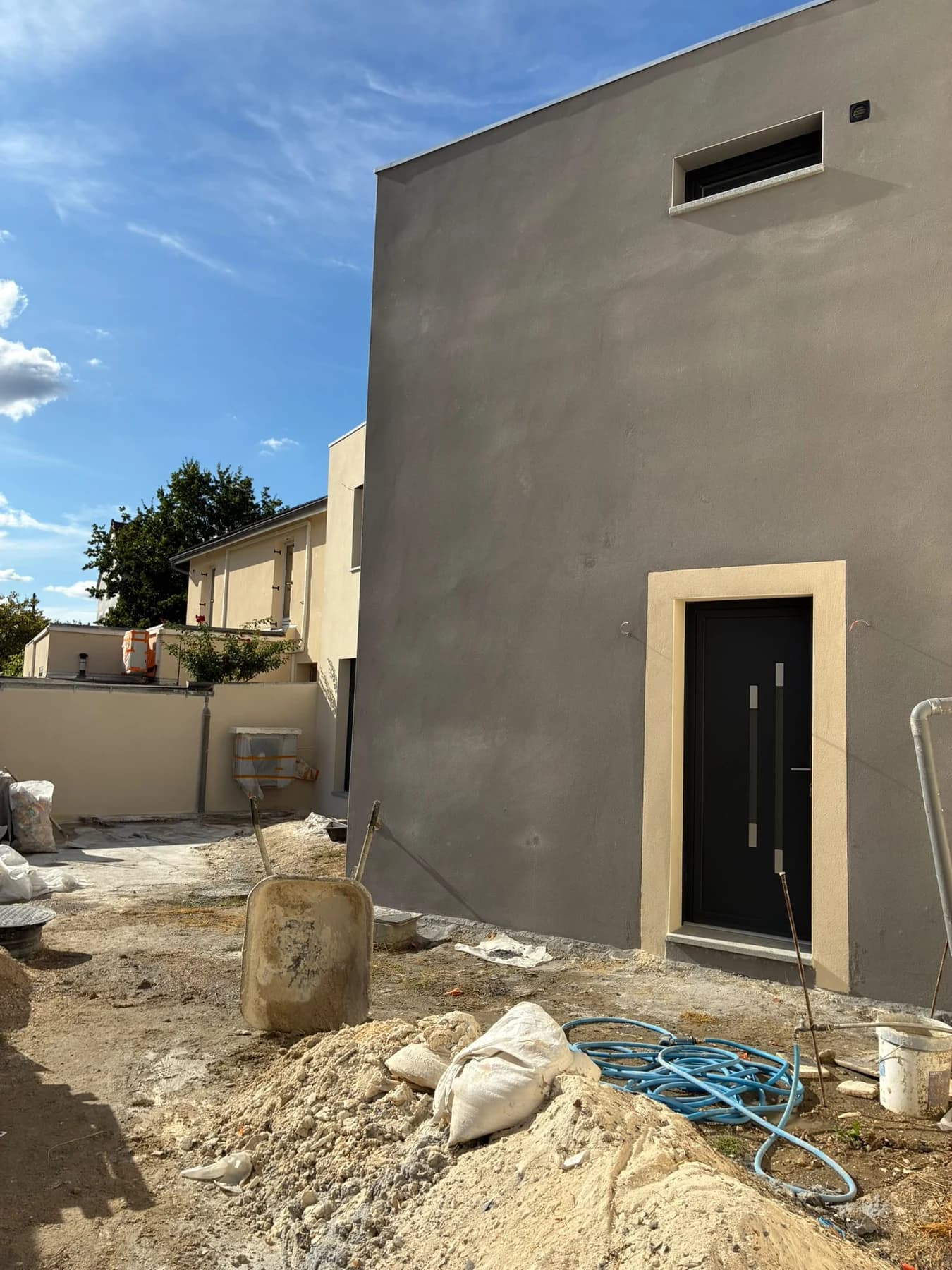 Volume de l’extension avec porte et fenêtre haute pendant le chantier à Soisy-sous-Montmorency.