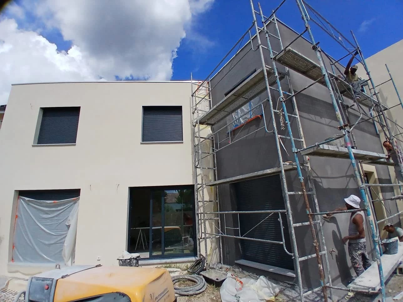 Façades du projet à Soisy-sous-Montmorency avec échafaudage et protections de chantier.