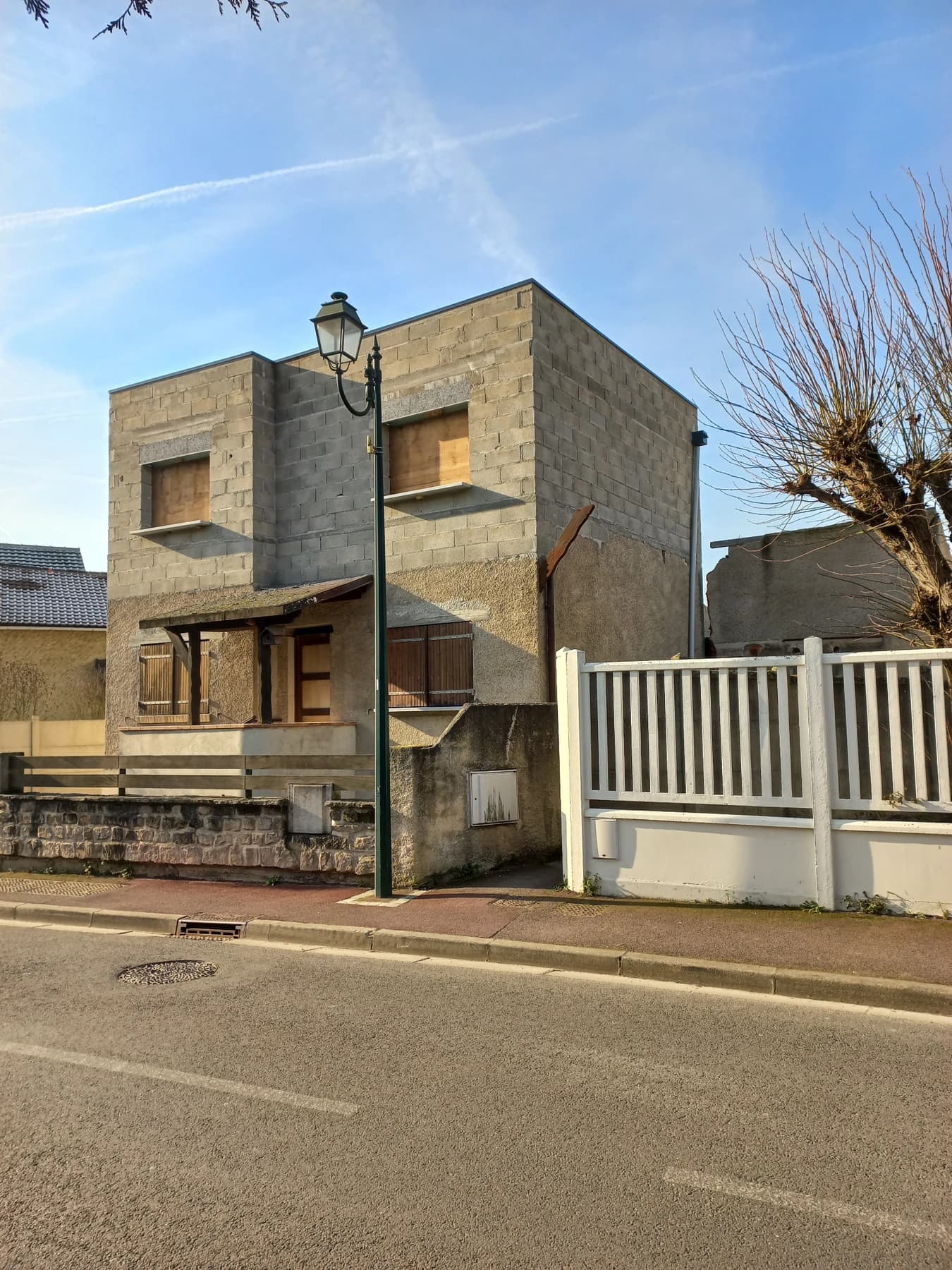 Maison à Soisy-sous-Montmorency en phase de gros œuvre, maçonneries apparentes avant enduit.